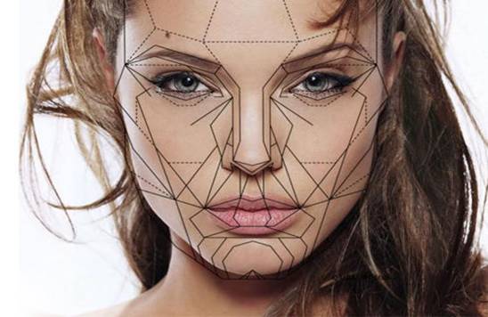 La máscara de la belleza encaja en el rostro de Angelina Jolie como una segunda piel